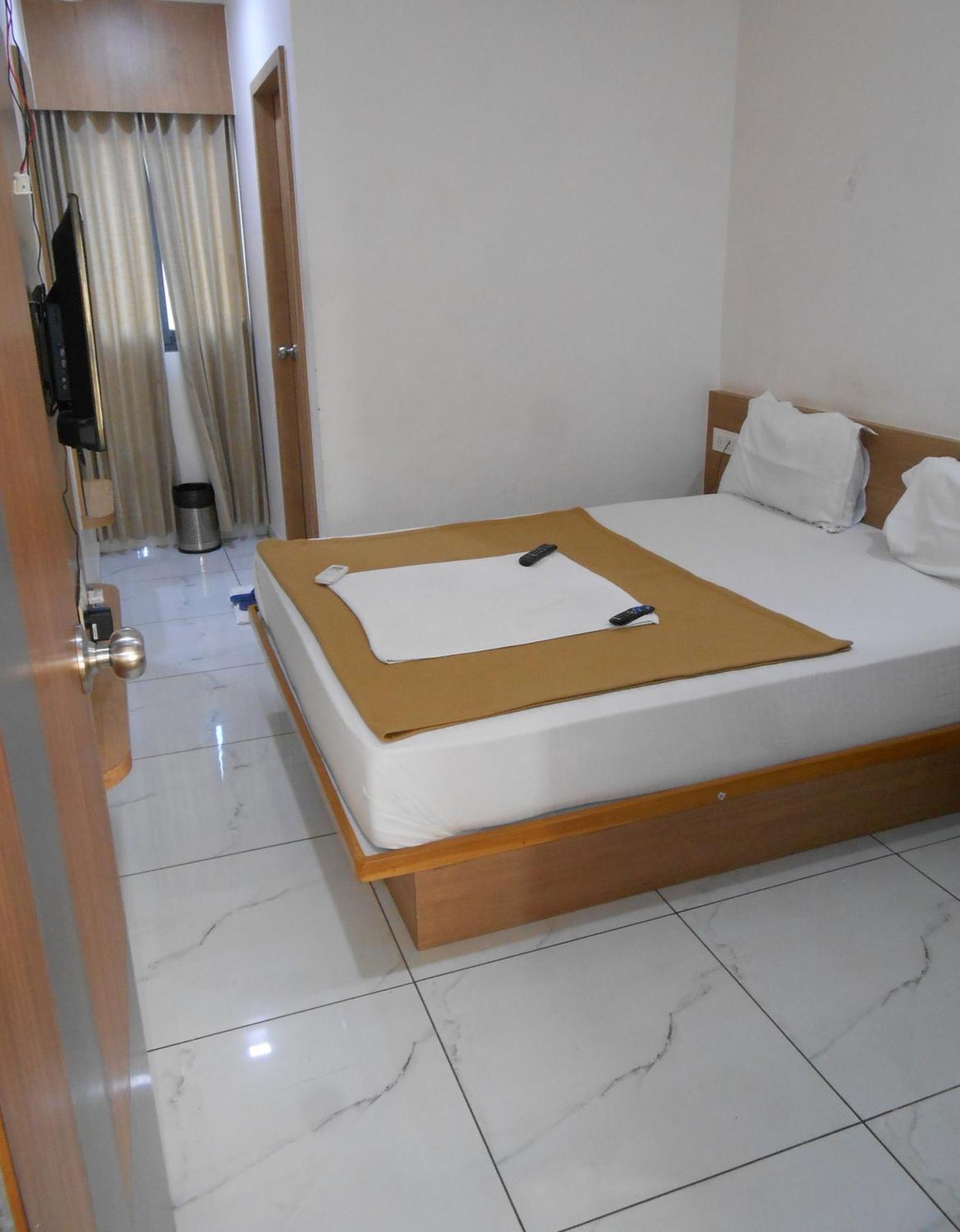 Hotel Crossview Palanpur 外观 照片